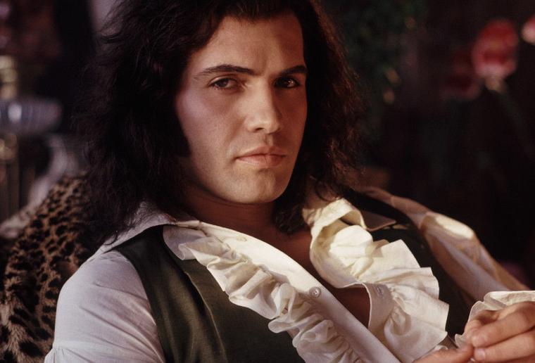 比利·赞恩饰演夏默丁 一位十九世纪的冒险家,他帅气自信,喜欢旅行,和