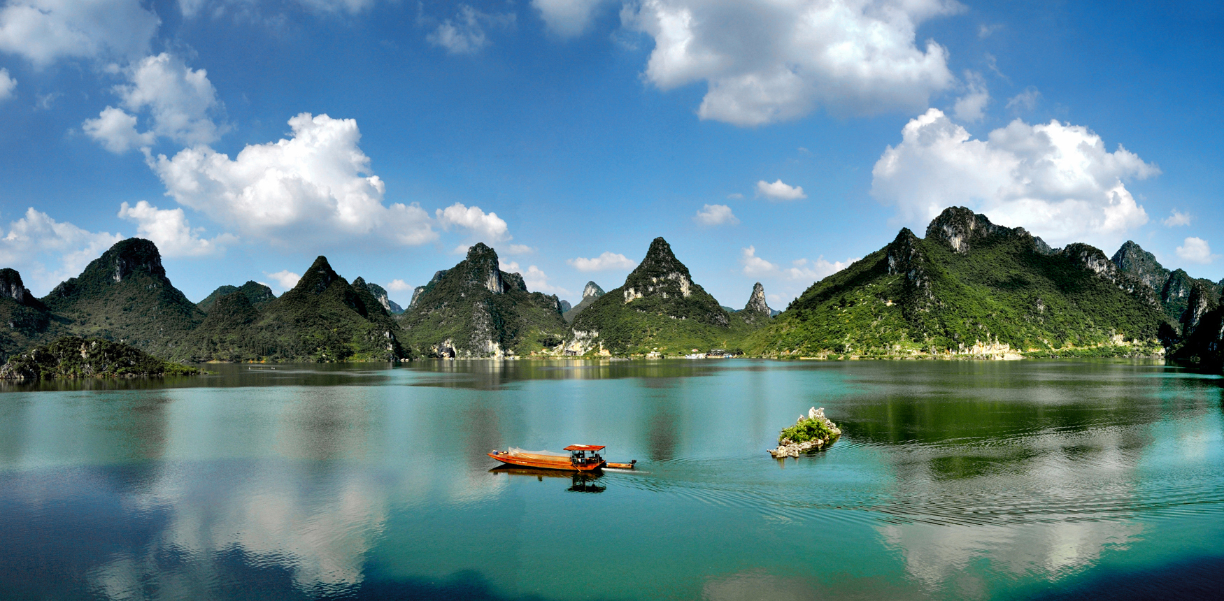 上林大龙湖风景秀丽 温和的阳光洒落在湖面，银光闪闪，宁静祥和。_凤凰网视频_凤凰网