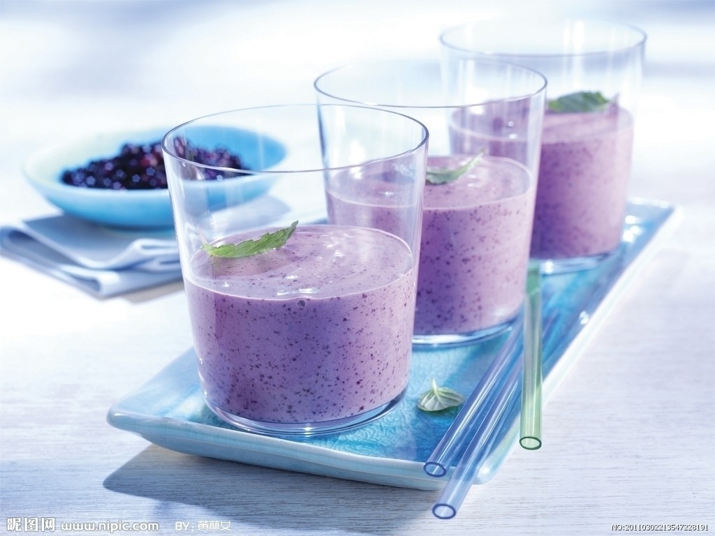 在白色背景蓝莓汁隔绝的杯 库存照片. 图片 包括有 汁液, 工厂, 健康, 胆汁, 甜甜, 成熟, 蓝色 - 130524434