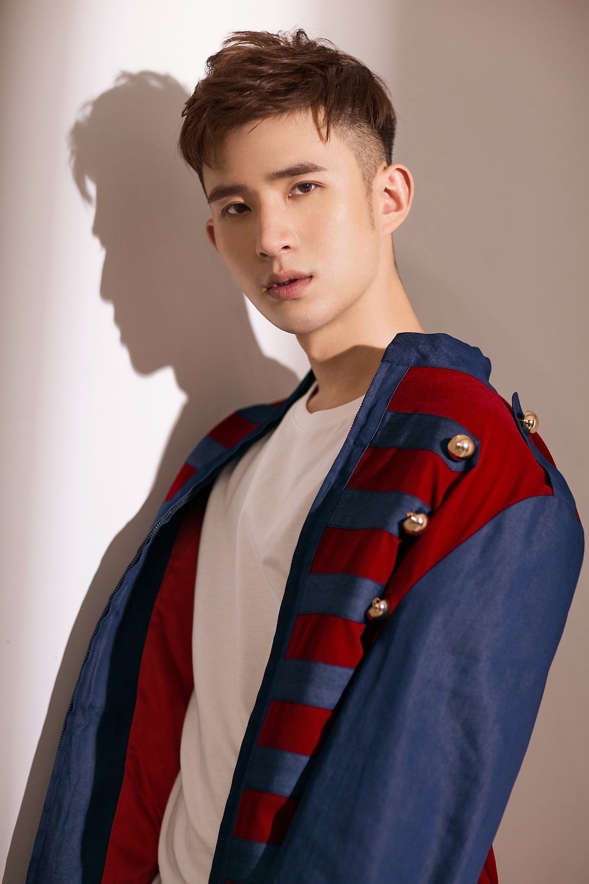 管云鹏 饰 顾凯  顾凯曾经是一个街道上跑江湖的混混,因为重情重义