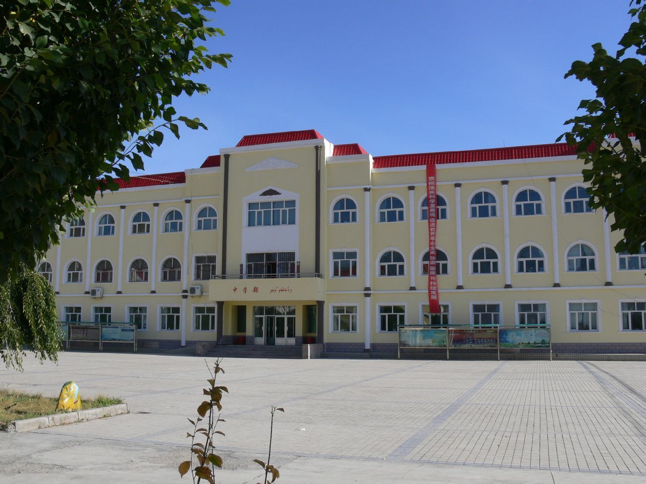 新疆乌鲁木齐八一中学_校园网_校长网