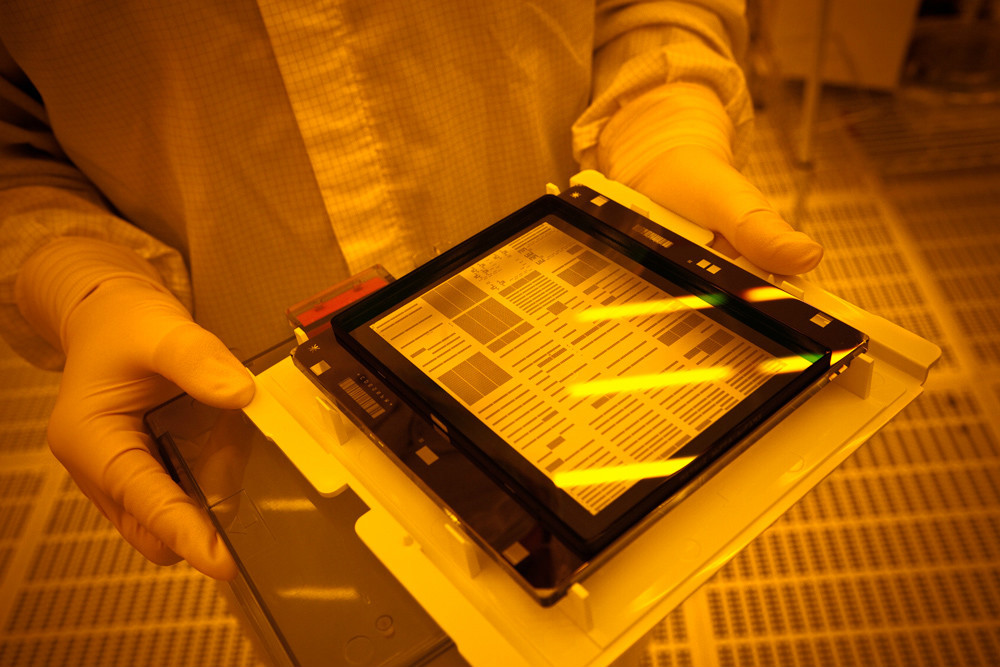 其中一部分就是从版图到晶圆(wafer)制造中间的一个过程,即光掩膜或称