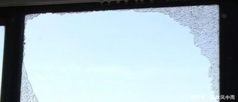 22楼窗户上惊现求救