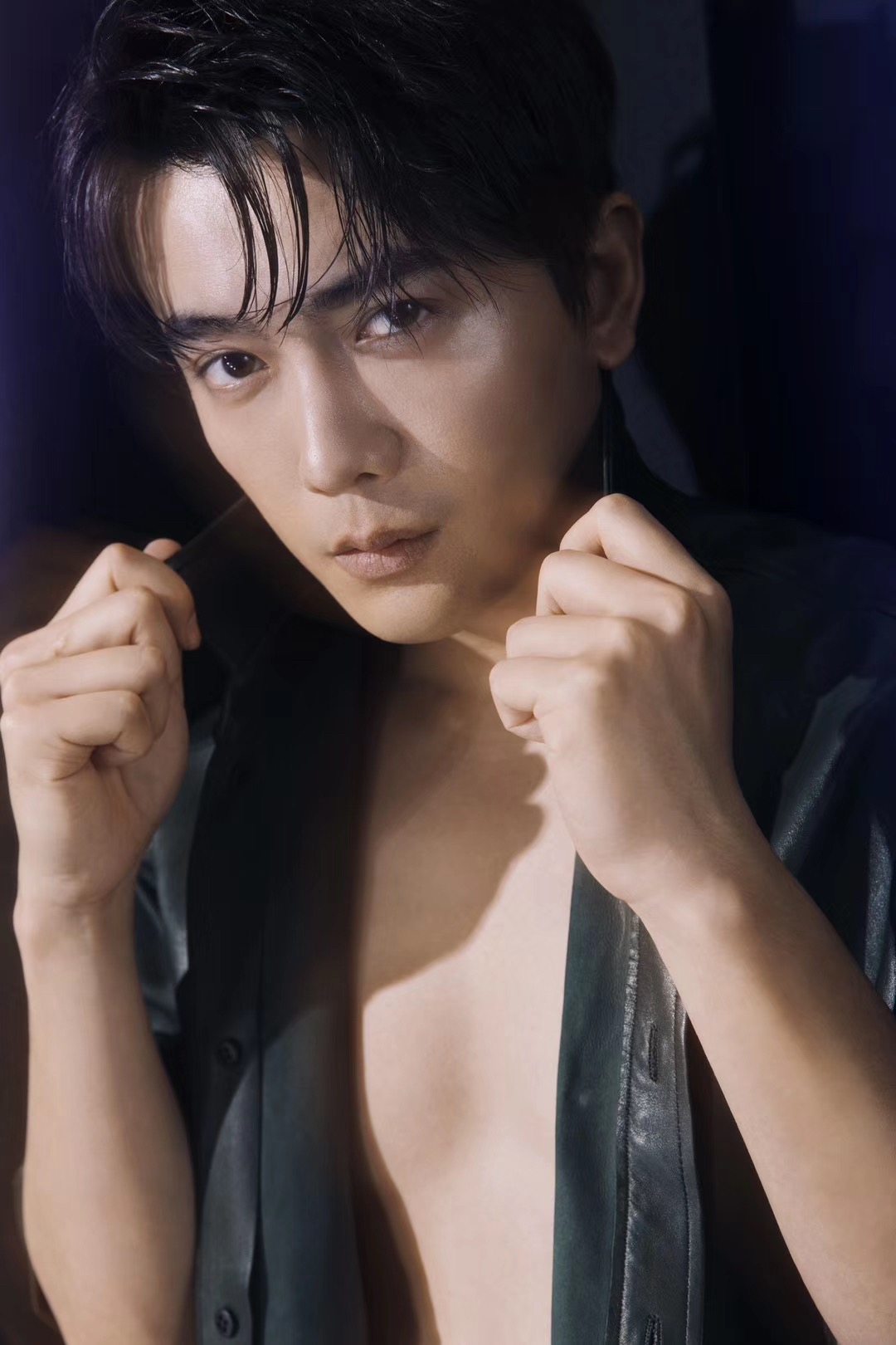 李亭哲激荡热播秋日写真尽显雅痞魅力