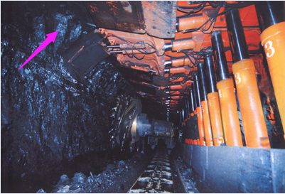 伞檐(煤炭科学 名词)伞檐即采煤工作面伞檐,是指当采煤机通过后其原煤