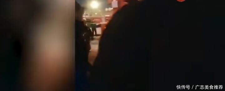 重庆居民楼起火堵路私家车