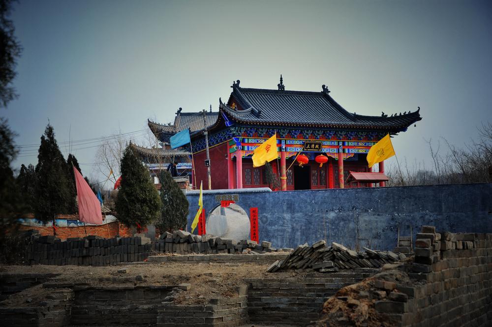 相关百科>兴佛寺,位于巩义市城区东北约15公里的河洛镇七里铺村莲花山