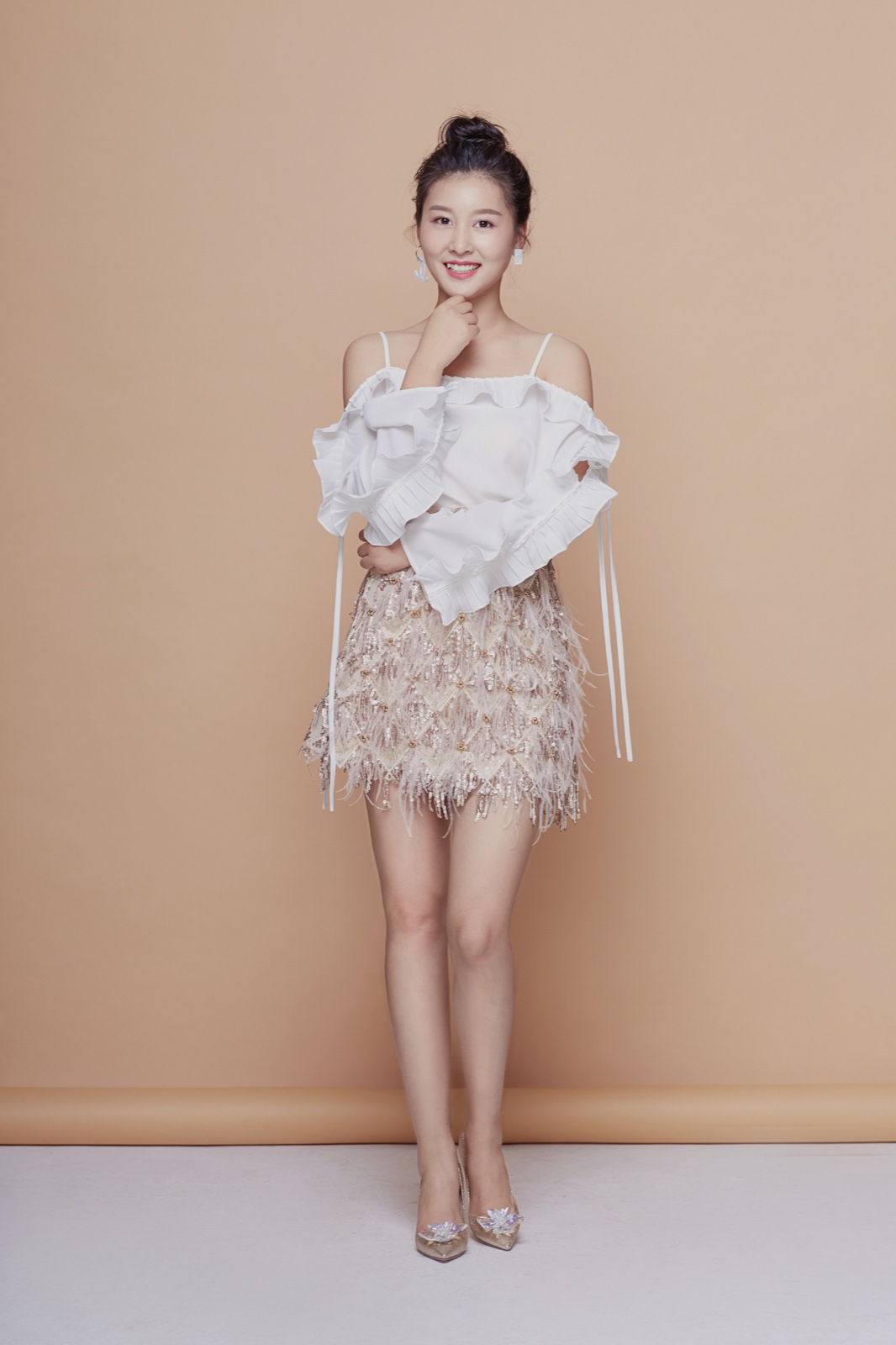 谢孟伟的太太郭珊珊并不是圈中演员,但颜值和身材都不容小觑,气质这块