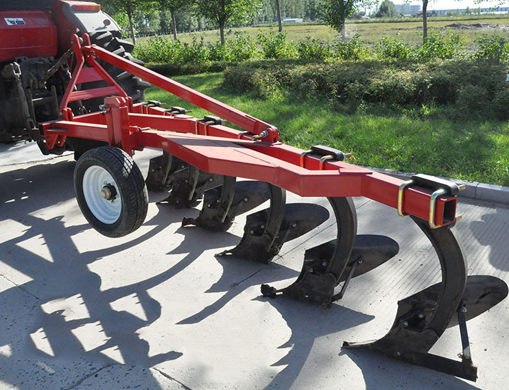 在一根横梁端部的厚重的刃构成,通常系在一组牵引它的牲畜或机动车上