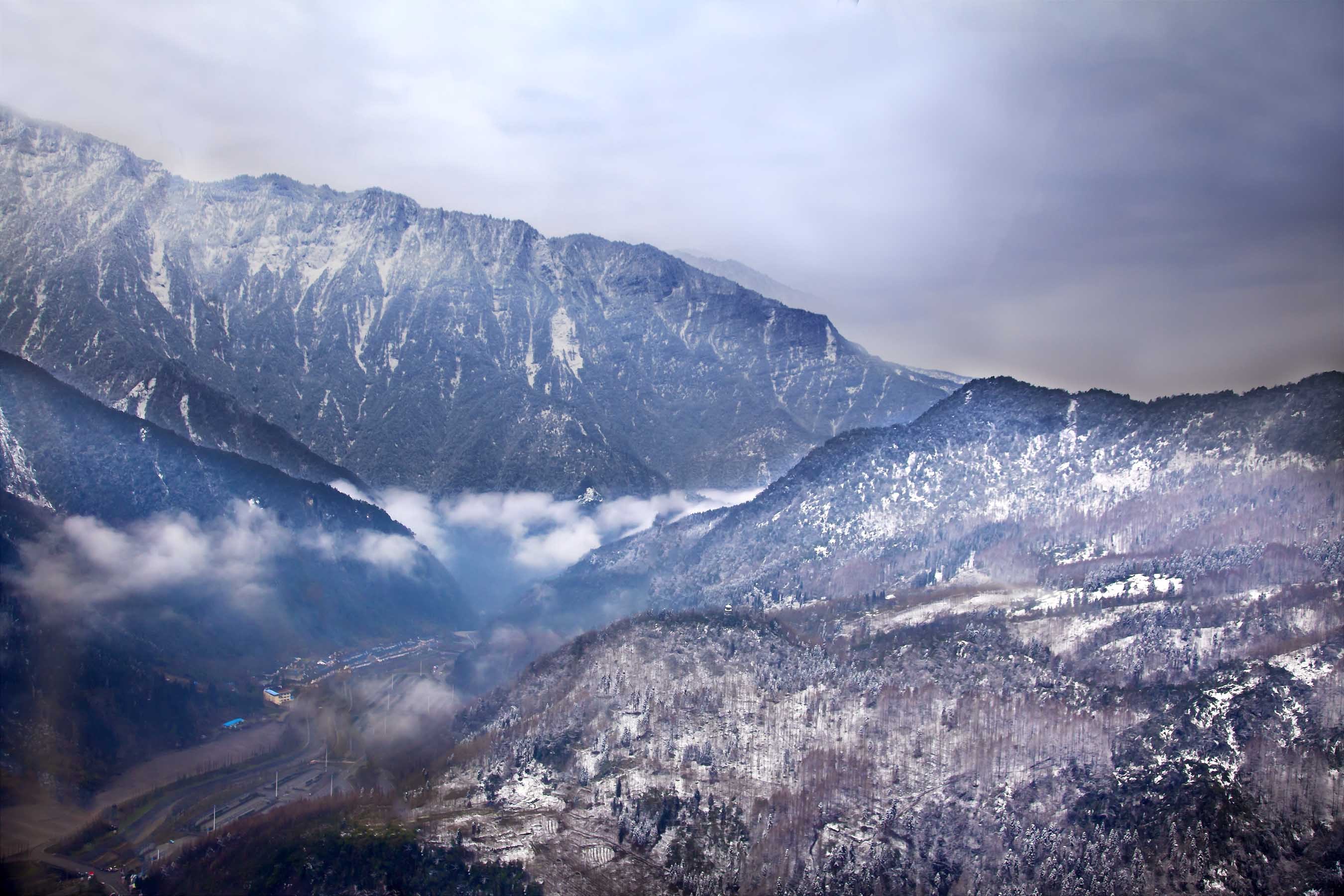 飞过雪山的热气球摄影图__山水风景_自然景观_摄影图库_昵图网nipic.com