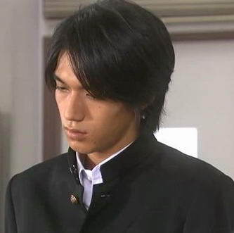 锦户亮 饰演麻生遥斗(15岁) 亚也的同学兼恋人.生物部所属.