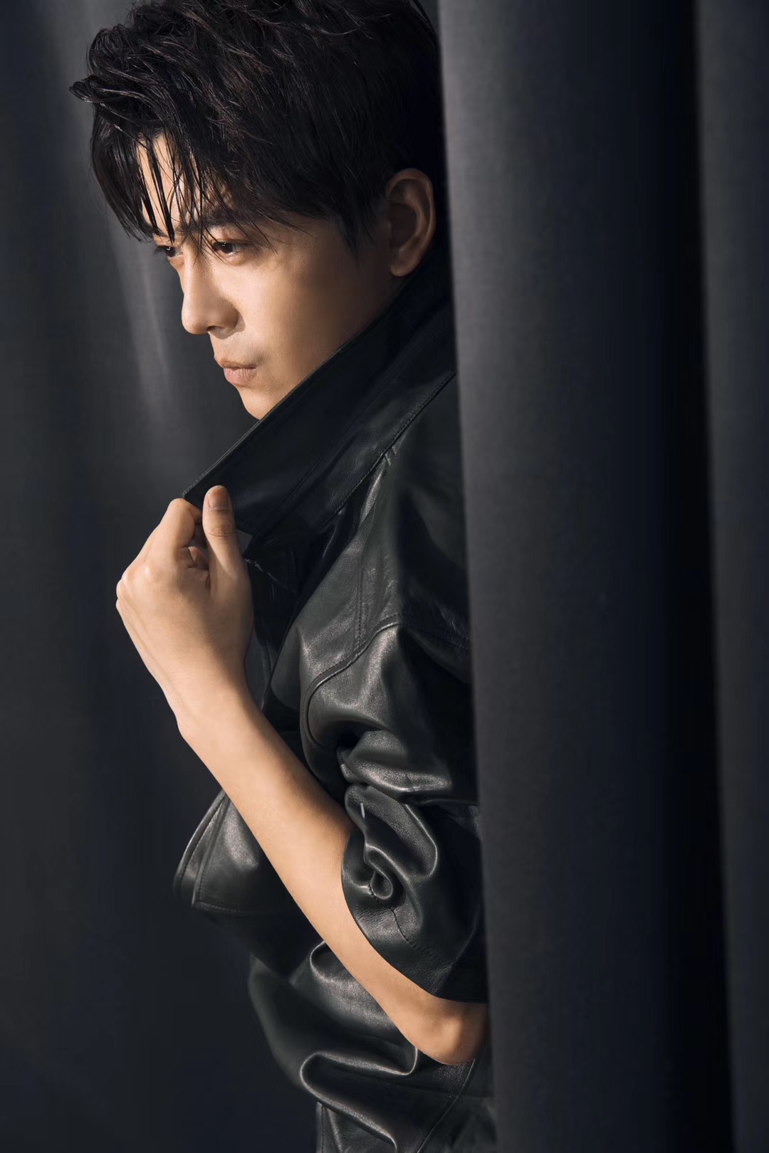 李亭哲激荡热播秋日写真尽显雅痞魅力