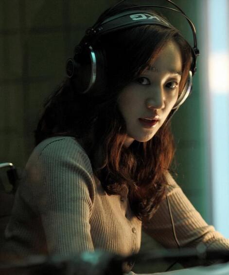 秀爱饰演高善英 当了5年深夜电影音乐直播的dj高善英(秀爱饰),因为