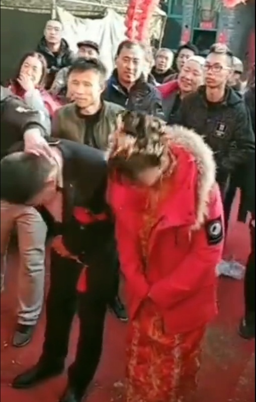 新郎结婚当日放新娘视频