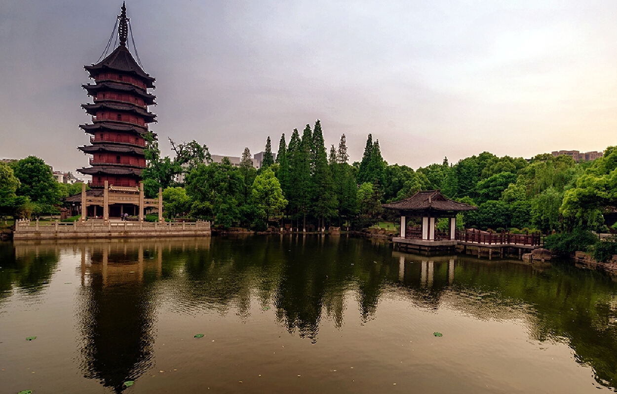 杭州西湖的古典中国园林 (© DANNY HU/Getty Images)