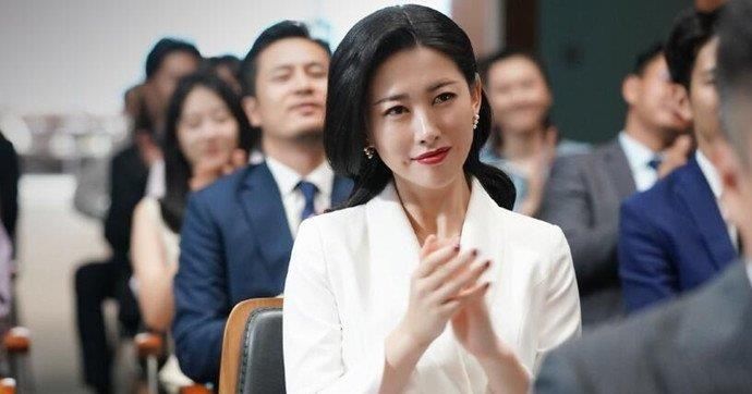 精英律师栗娜跟谁