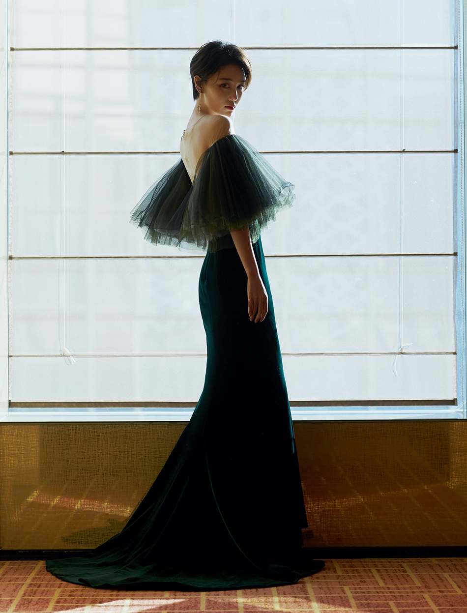 张馨予亮相华鼎奖担任颁奖嘉宾墨绿色丝绒长裙惊艳全场