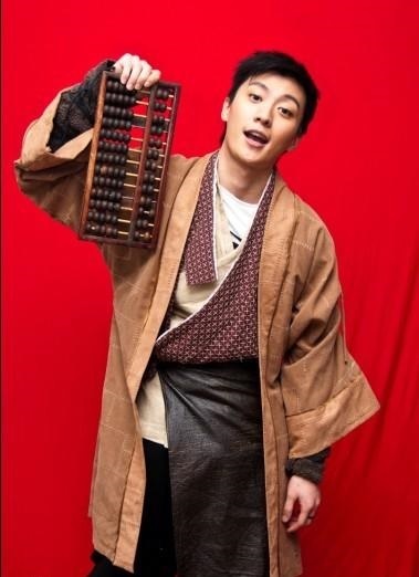 乔任梁饰演钱多文 男,二十三岁,苏州一个制伞卖伞的小商贩,善良,勤快