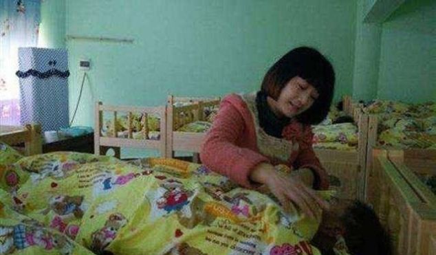 幼师让孩子自己打