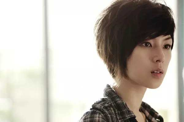 林辰唏饰演蔷儿 蔷儿鼓励姐姐在咖啡店内开展以物易物的服务,吸引各色