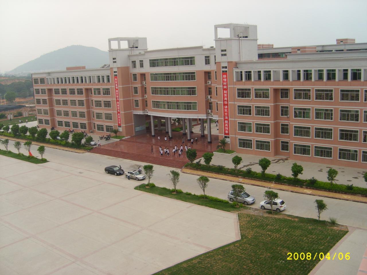 郑州市回民初级中学建校6年，正在突破管城区教育天花板_初中_办学_生源