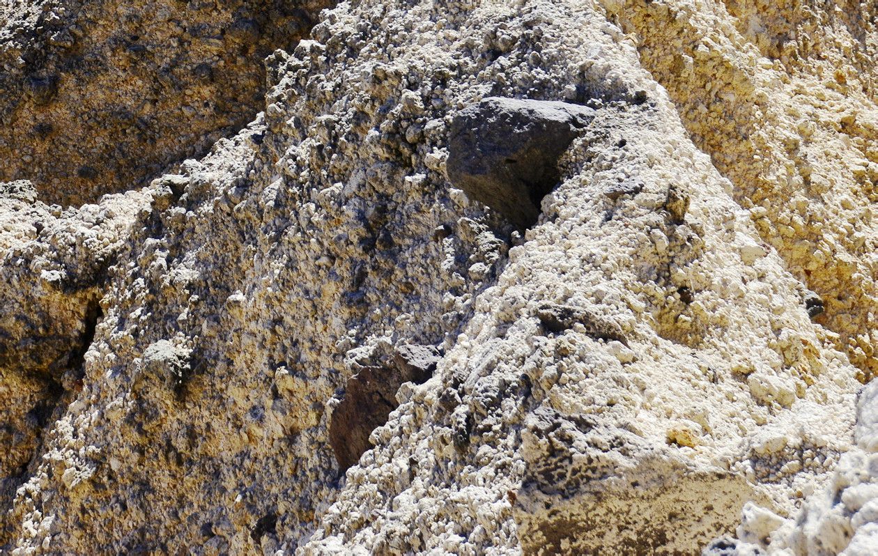 四倍,将石头抛临水面都会沉落下去的,但长白山里有种石头,人们把它丢