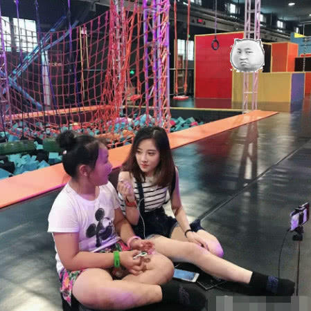 冯提莫直播是露