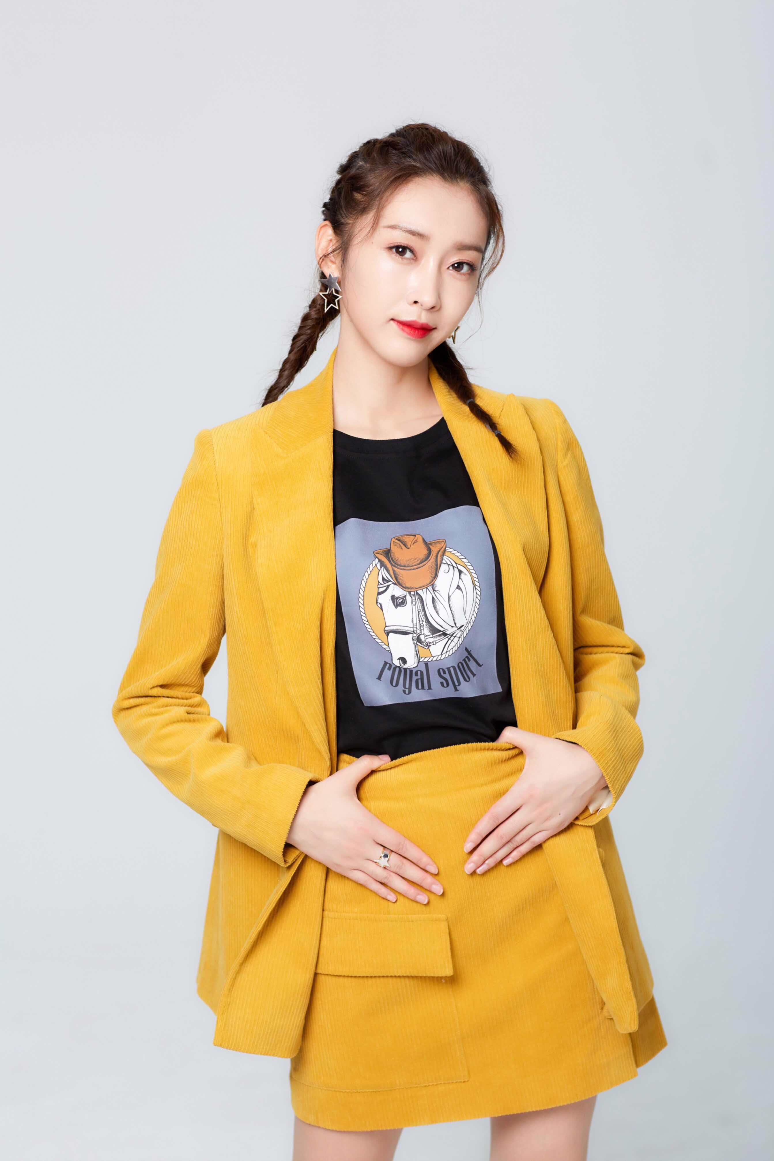 宣璐早秋鹅黄西装大片出炉甜飒质感彰显自我风格