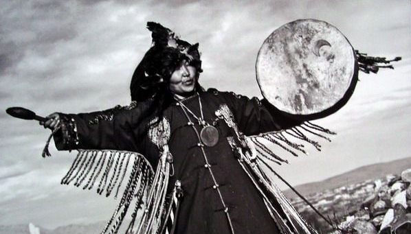 萨满教是蒙古人古老的原始宗教.萨满教崇拜多种自然神灵和祖先神灵.