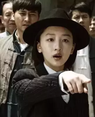 周冬雨饰演萧瑶 萧瑶,身后是称霸上海滩黑帮老大的父亲,自然继承了