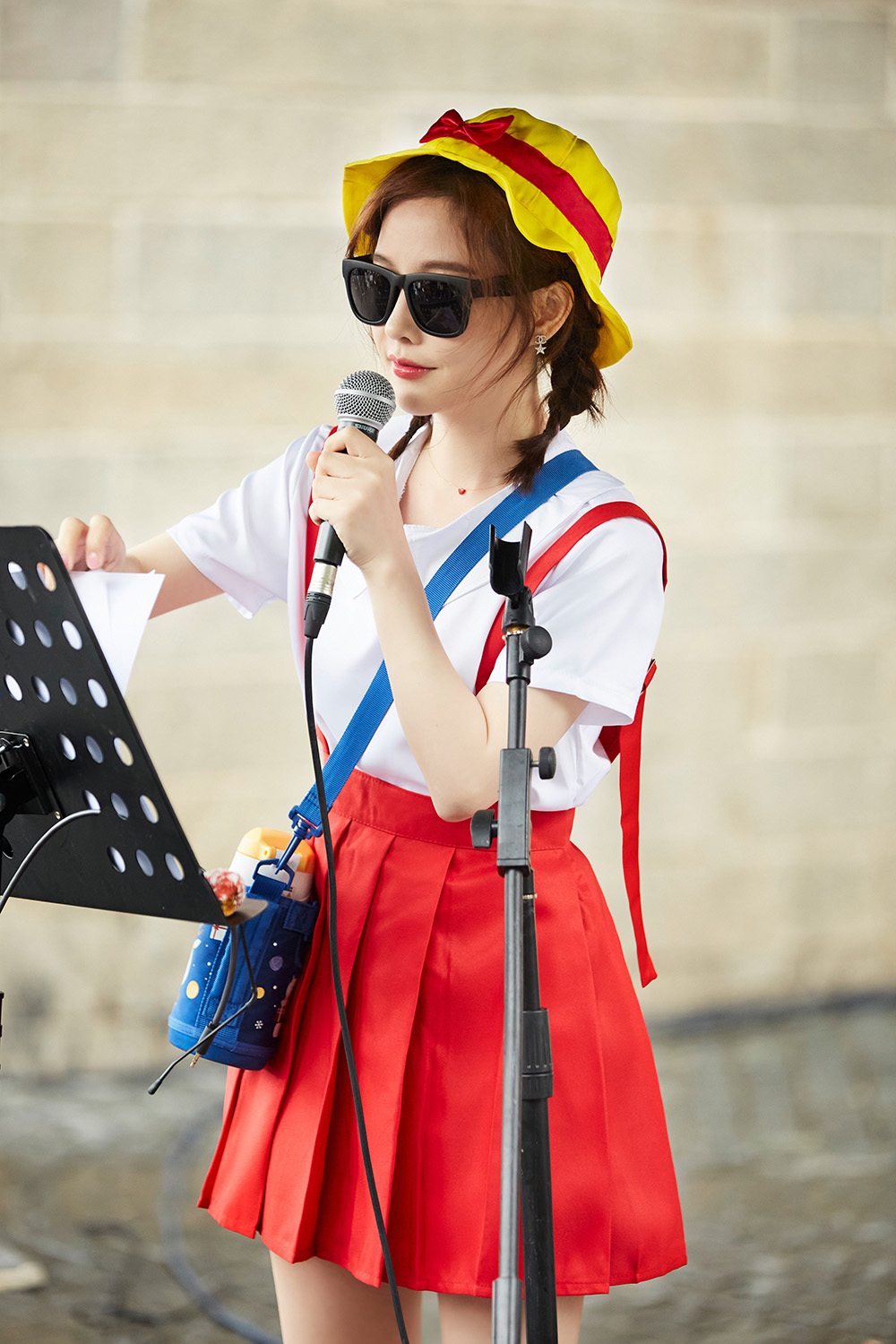 冯提莫《街头音浪》歌声引围观 人美歌甜互动有梗