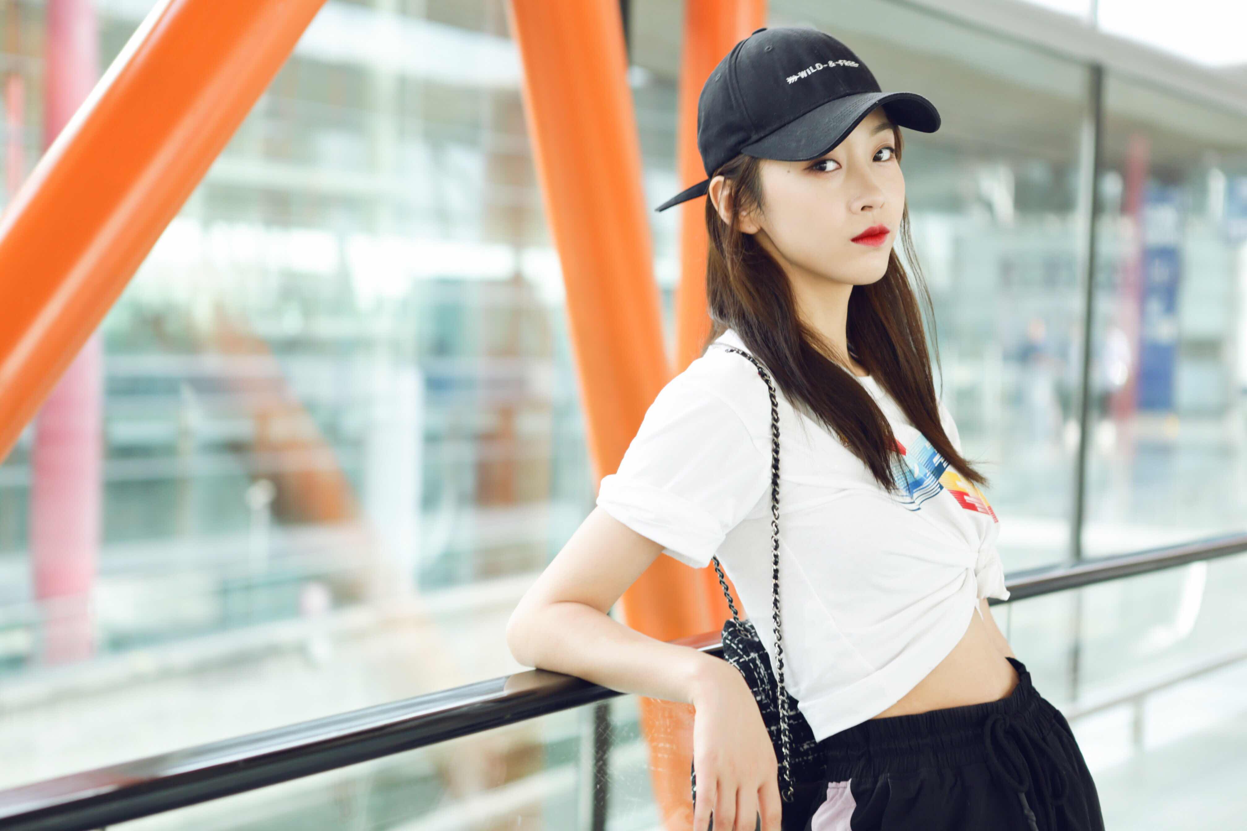 宣璐现身机场棒球帽搭短t蚂蚁腰瞩目