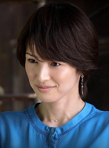 泷川利佳子| 吉濑美智子 利佳子住在纱和家对面一栋别墅里,丈夫是杂志