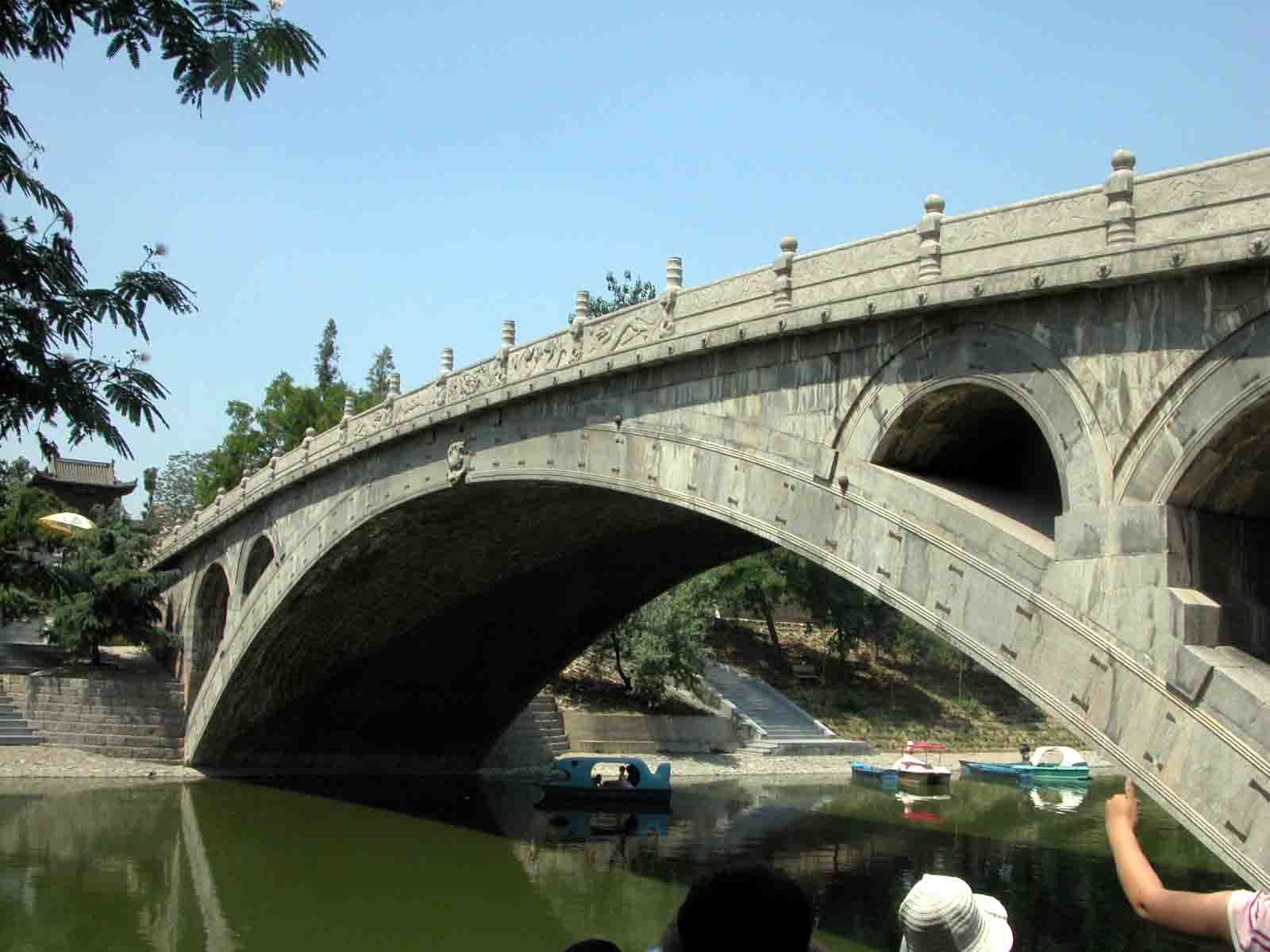 古桥倒影水面摄影图高清摄影大图-千库网
