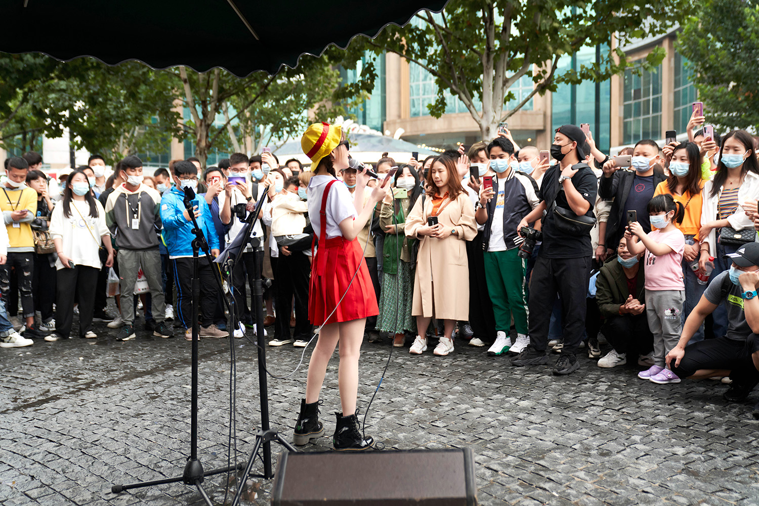 冯提莫《街头音浪》歌声引围观 人美歌甜互动有梗