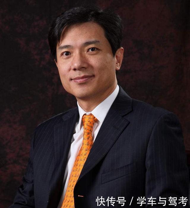 他是一名企业家